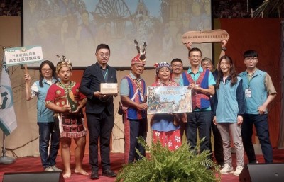 圖9. 社區林業主視覺海報與頒獎紀念合影